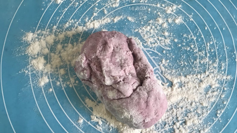 紫薯小馒头,发酵后后移到垫子上,揉面排气