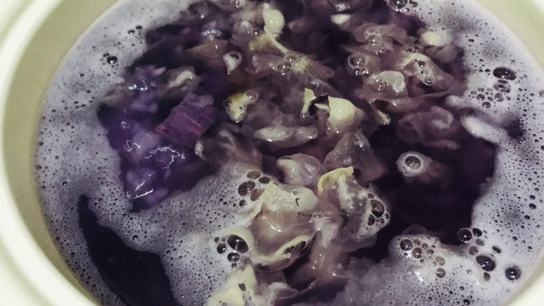紫薯银耳粥,加入锅中和紫薯,大米同煮