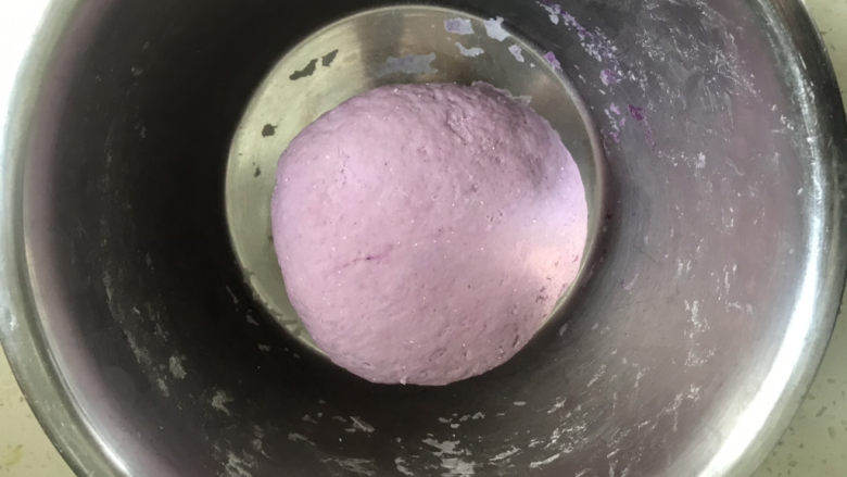 紫薯玫瑰花🌹馒头,揉成光滑的面团,放在一边发酵至两倍大
