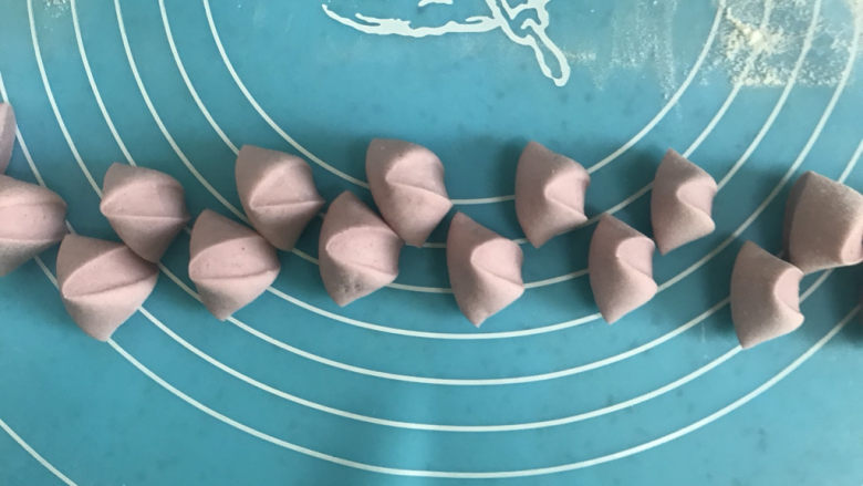 紫薯玫瑰花🌹馒头,分成大均匀的小剂子,像擀饺子皮的剂子大小