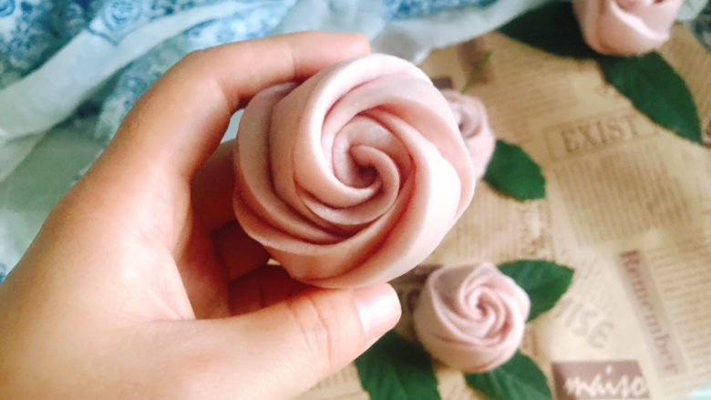 紫薯玫瑰花🌹馒头,漂亮的玫瑰花完成了,粉粉的好漂亮