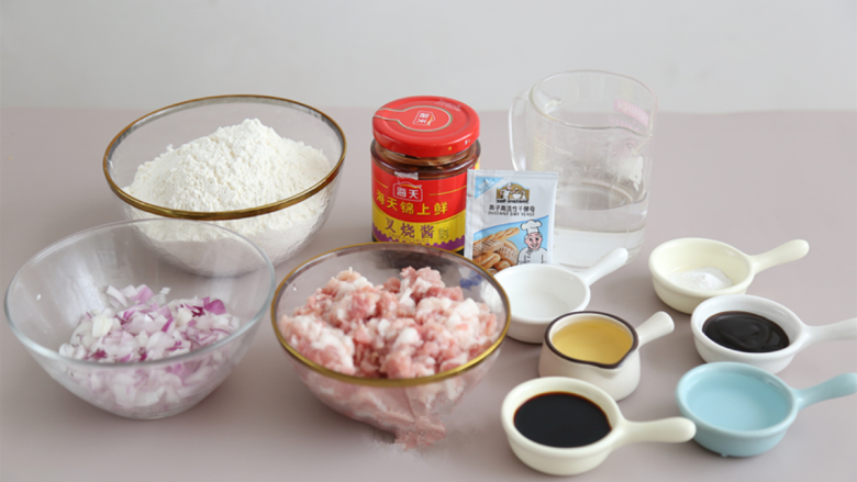 蜜汁叉烧包,准备好材料,肉馅要用梅头肉或者是五花肉,不要全瘦,口感会渣,一定要带肥肉的才嫩。