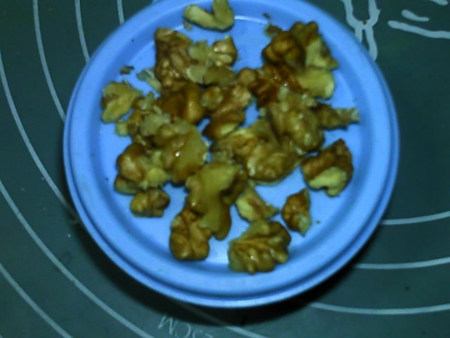红豆薏米糊,核桃掰碎,