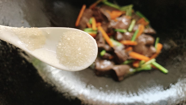 韭菜炒鸭血,糖提鲜(因为家人不吃辣,所以就清炒。)
