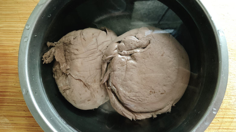 韭菜炒鸭血,然后入凉水浸泡一会儿,保持嫩滑弹性口感。