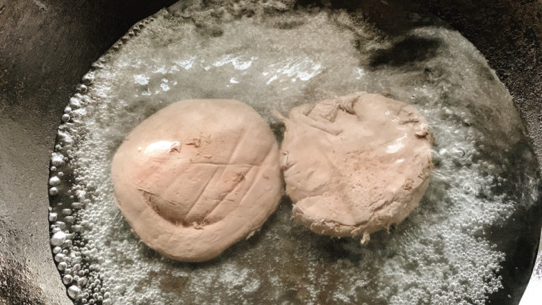 韭菜炒鸭血,将鸭血放入煮至,这一步不仅有助于鸭血定型入味,还可去除鸭血异味。