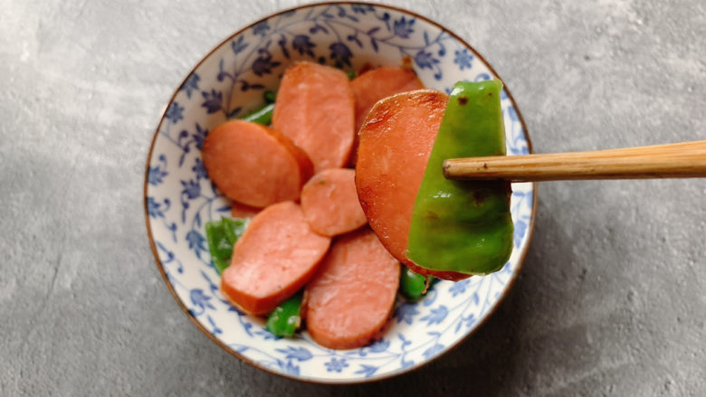 青椒炒香肠,以前学校食堂打菜,经常看到这样的组合~