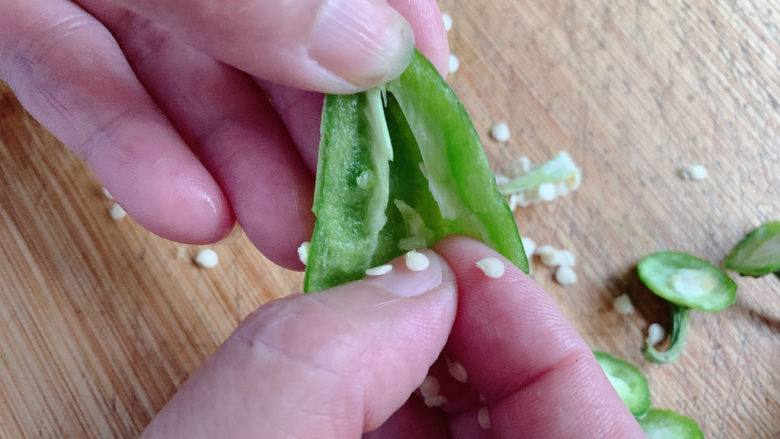青椒炒香肠,对半切开去籽(因为怕太辣)。
