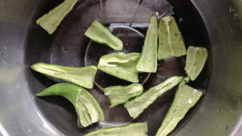 青椒炒香肠,泡水洗净备用。