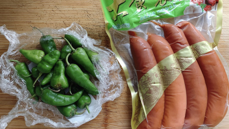 青椒炒香肠,食材如图,所示示意。
