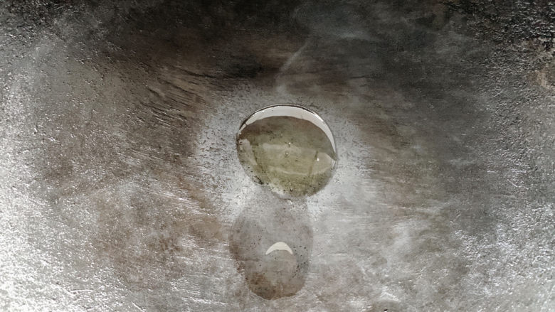 青椒炒香肠,火烧热油。