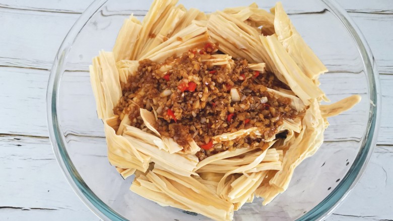黄瓜拌腐竹,倒入腐竹黄瓜上,搅拌均匀
