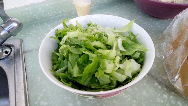 牛油果三明治,<a style='color:red;display:inline-block;' href='/shicai/ 4856'>沙拉酱</a>和生菜丝拌好