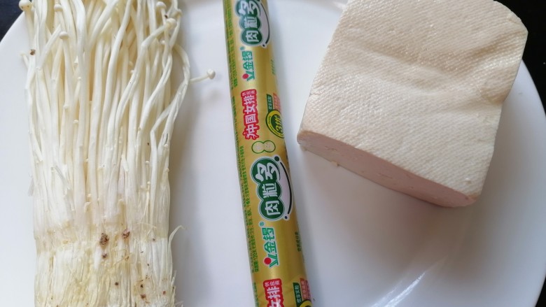 金针菇豆腐汤,准备好所需材料