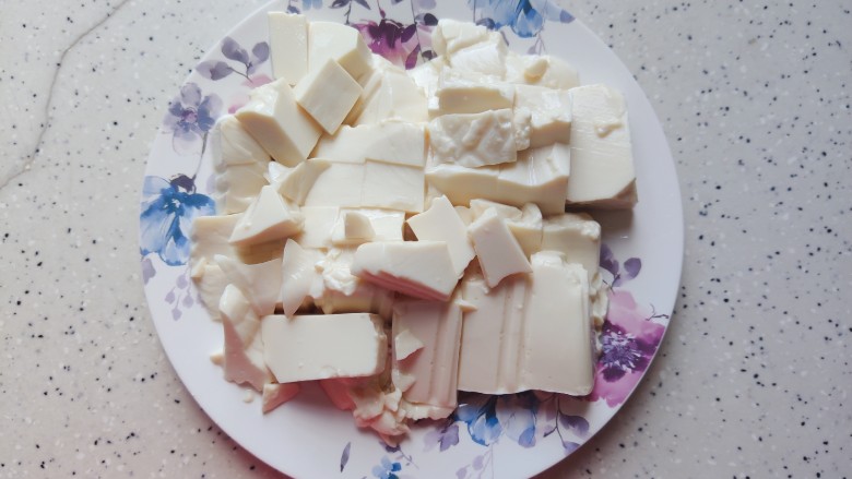 金针菇豆腐汤,取出豆腐,切成小块,静置,备用