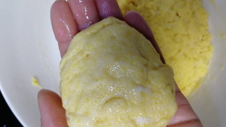 黄金玉米饼,手上蘸点水,抓一团玉米面糊,团圆。