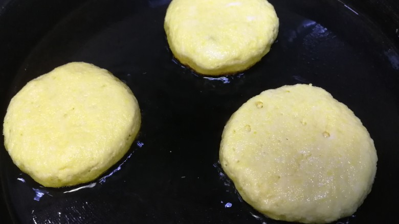 黄金玉米饼,放入平底锅中,轻轻按扁,饼之间留点距离。