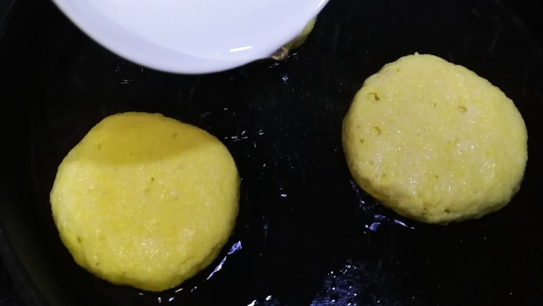 黄金玉米饼,中小火煎2分钟,底部上色,放入少半碗清水。