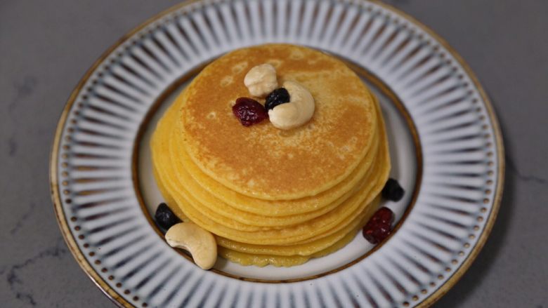 黄金玉米饼,将所有面糊都煎成饼后摆好，再摆上一些坚果