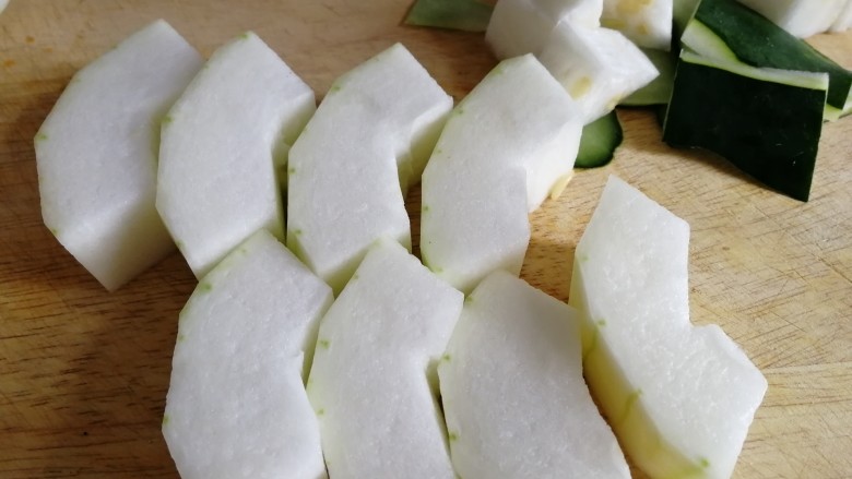 冬瓜红肠烩饭,冬瓜去皮,去瓤。