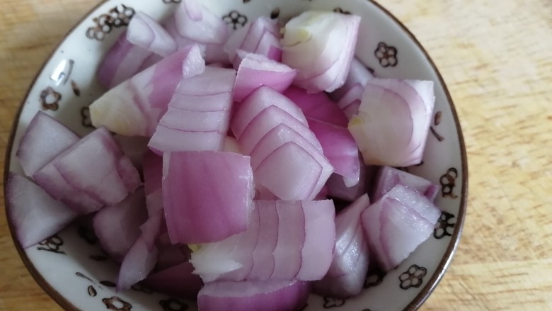 冬瓜红肠烩饭,小圆葱切丁。