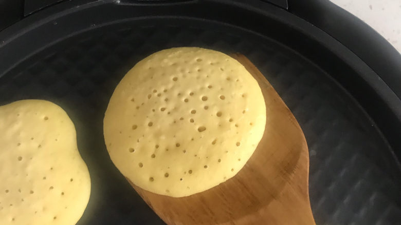 黄金玉米饼,待饼上面有小气孔,就可以翻过来烙另一面