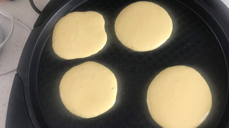 黄金玉米饼,用勺子舀一勺面糊倒入锅中