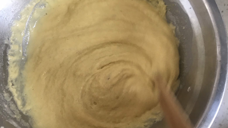 黄金玉米饼,用筷子搅拌排气