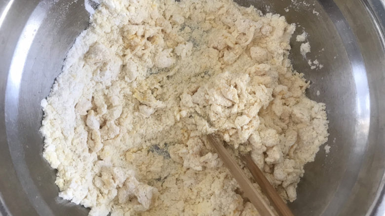 黄金玉米饼,用筷子搅拌至絮状