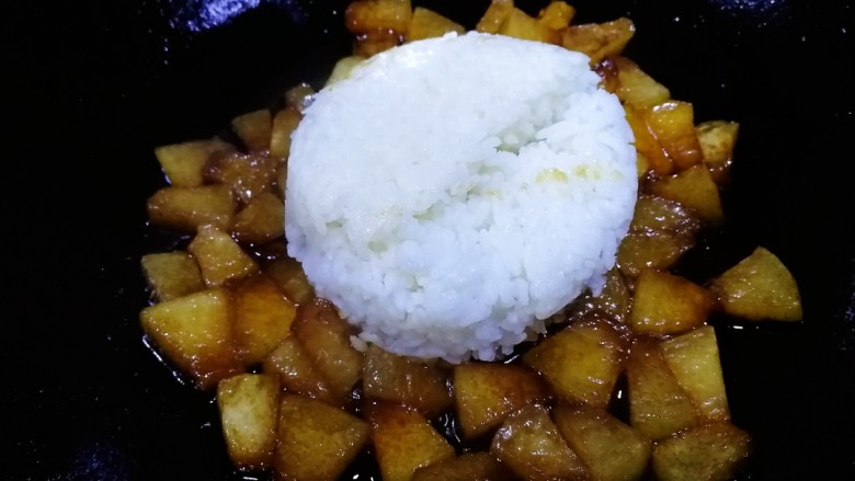 冬瓜红肠烩饭,放入米饭,改小火。