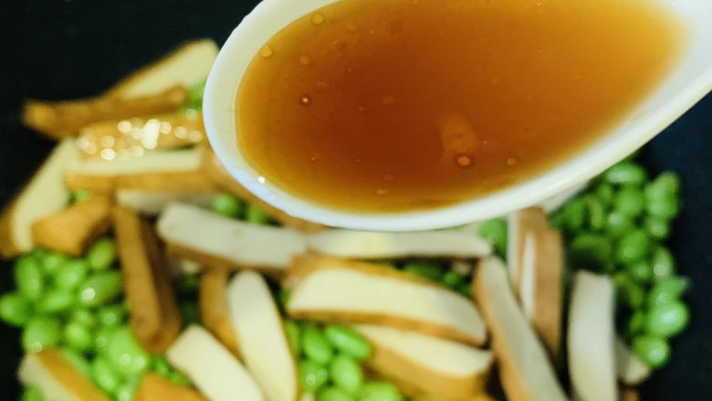 毛豆炒香干,加一勺<a style='color:red;display:inline-block;' href='/shicai/ 718'>料酒</a>炝锅,炒香