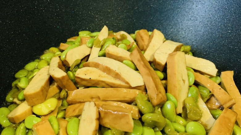 毛豆炒香干,继续大火焖煮一会,收汁起锅