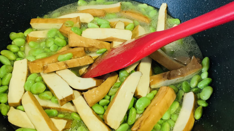 毛豆炒香干,搅拌均匀调料,大火焖煮