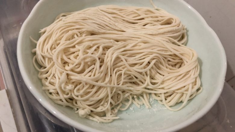 番茄瘦肉面,压好的面,放着备用