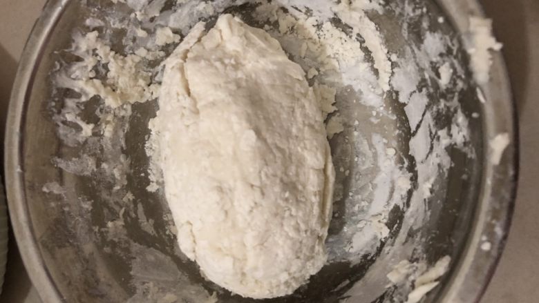 番茄瘦肉面,揉到这样,醒面十分钟,这期间去切材料