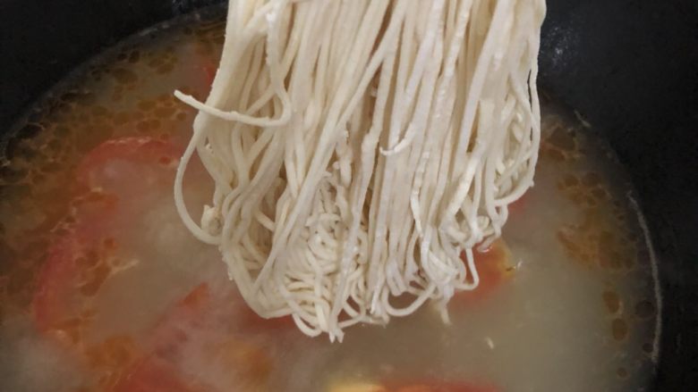 番茄瘦肉面,加入面条后,要搅拌
