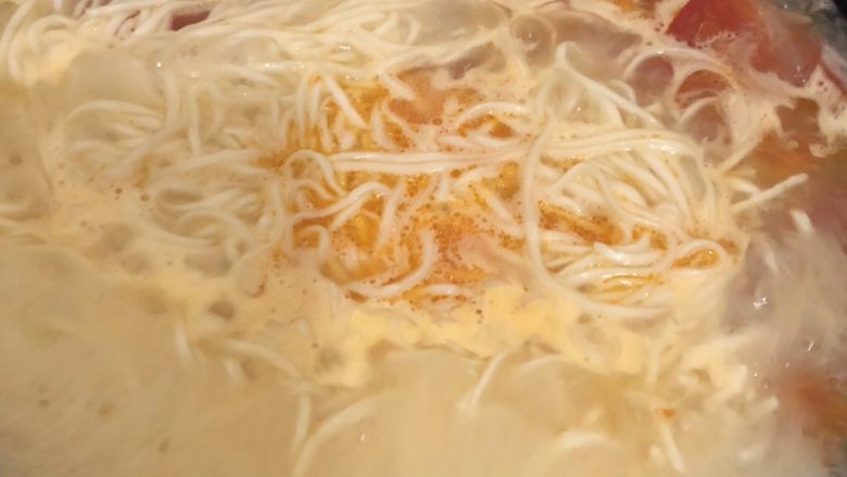 番茄瘦肉面,二分钟后加入青菜,瘦肉