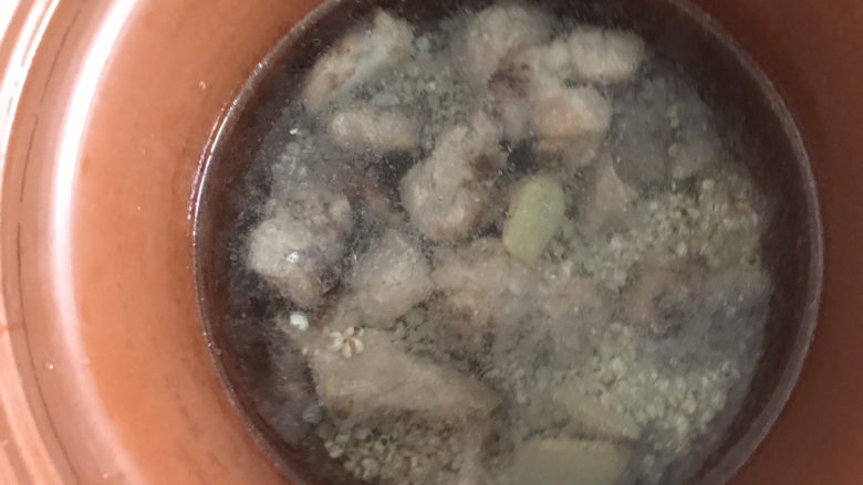冬瓜薏米汤,加入适量的水,大火烧开,转小火炖一小时