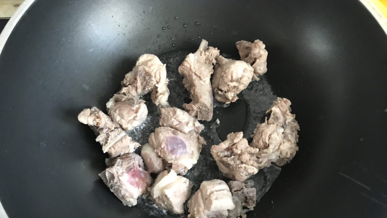 冬瓜薏米汤,起锅热油,下入排骨,小火煎