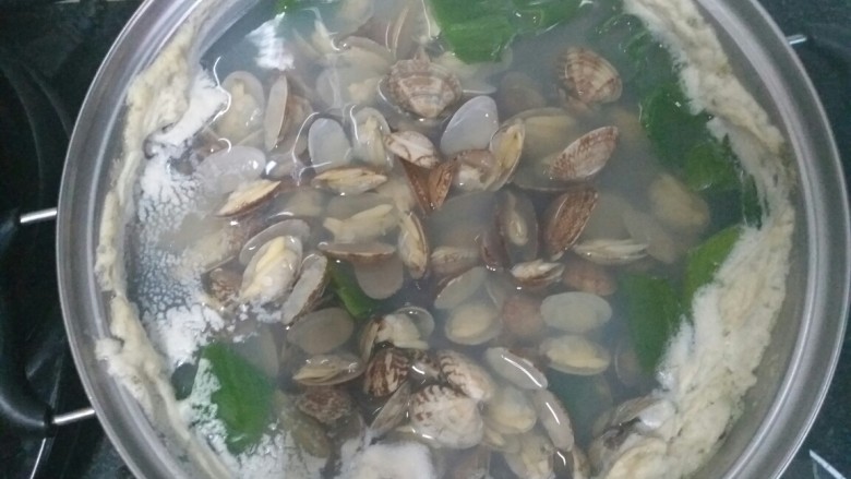 辣炒花甲,煮到花甲们都是开口状态,说明熟了
