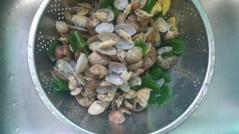 辣炒花甲,沥水,这里我会将姜片和大葱都挑出来,因为后面热锅的时候,会用到新的姜片和大葱。