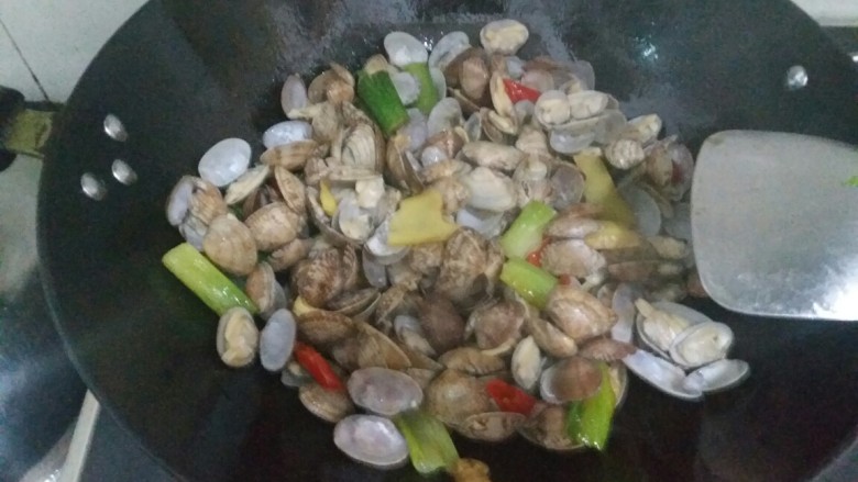 辣炒花甲,爆炒后放入料汁再翻炒入味,大火收汁。