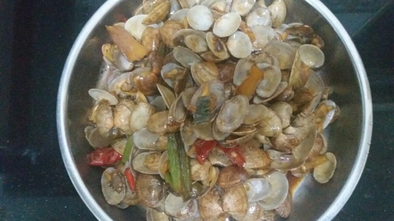 辣炒花甲,翻炒太大力或者次数过多,花甲肉就掉下来啦,介意的话在炒的时候注意一点(⊙o⊙)哦!可以出锅了~