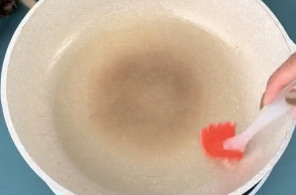 黄金玉米饼,平底锅刷一层薄油就可以了,不要太多油,这样吃起来太腻。
