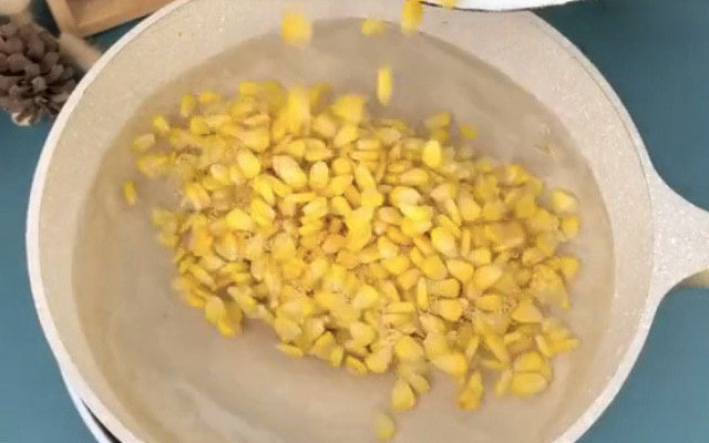 黄金玉米饼,剥好的玉米粒下锅煮熟,大概煮四五分钟就差不多了