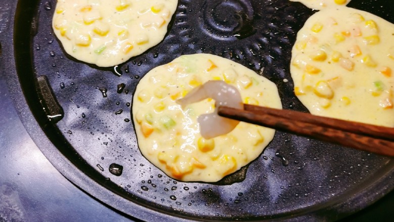 鲜虾玉米饼,趁着还没有凝固,每个面饼上面放入虾仁。