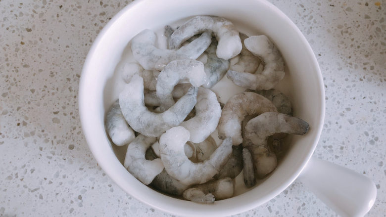 胡萝卜炒虾仁,虾仁从冰箱取出解冻。