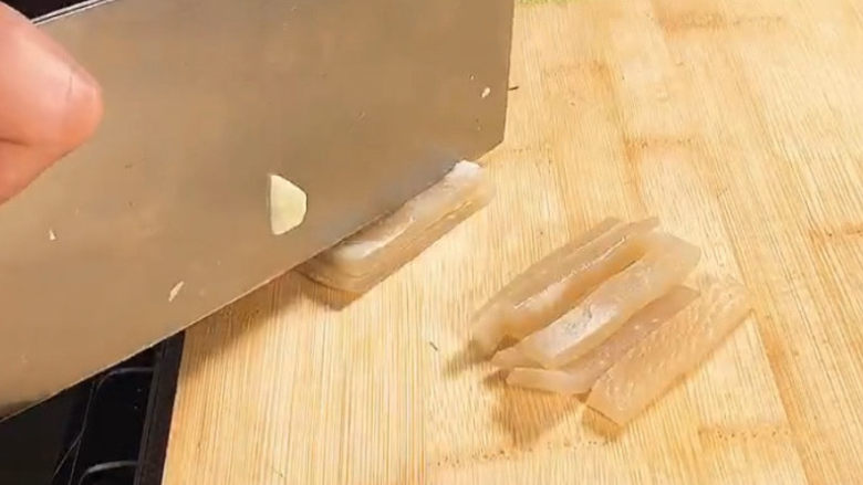 黄豆炖猪皮,煮熟的猪皮会变透明状,然后给它切成小长条。
