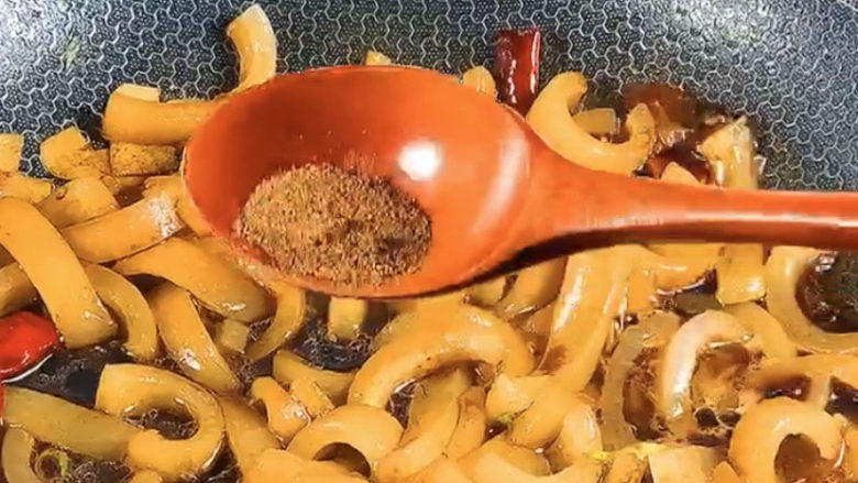 黄豆炖猪皮,翻炒均匀,这时候味道已经很香了,喜欢重口味的朋友可以加一点十三香和几个<a style='color:red;display:inline-block;' href='/shicai/ 695'>八角</a>,主要是增香的作用。
