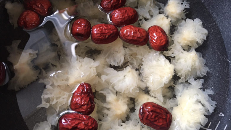 紫薯银耳粥,加入<a style='color:red;display:inline-block;' href='/shicai/ 2470'>红枣</a>,按煮银耳粥键煮熟即可